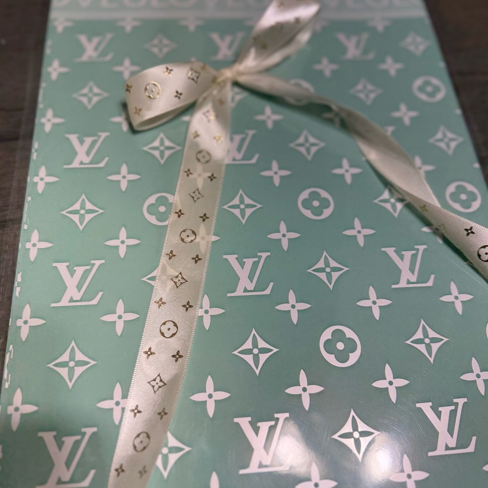 Luxury Floral Wrapping Set – 20 Gold Print Sheets + 5 Yards Ribbon”